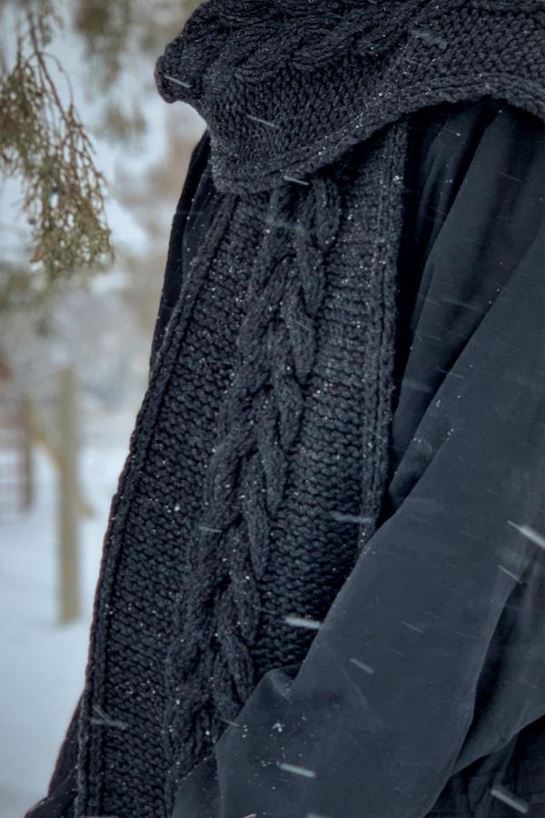 CLASSIC CABLE KNIT MERINO WOOL SCARF - CHOICE OF 2 COLORS